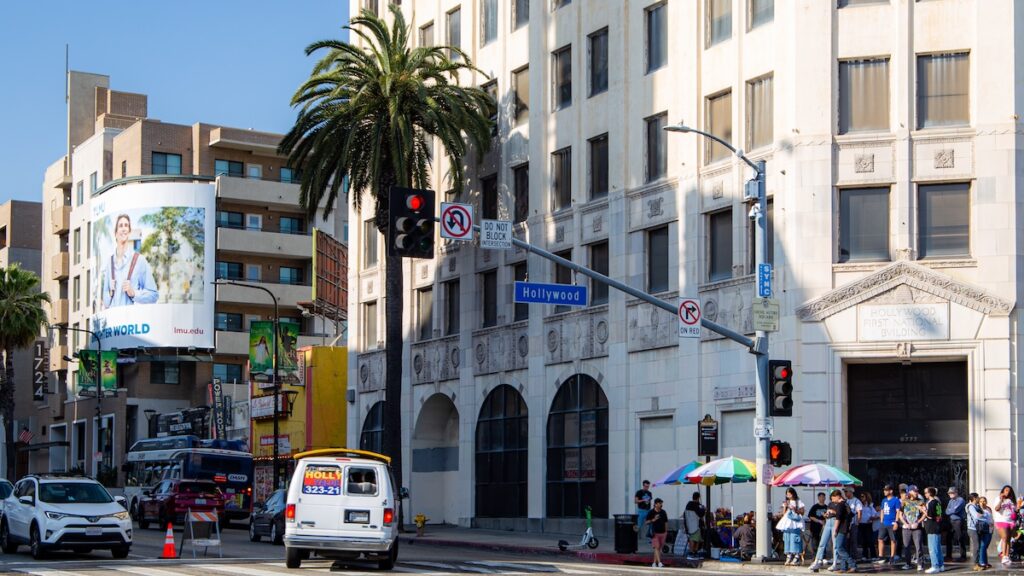 Au cœur de Los Angeles : Hollywood Boulevard et Highland Avenue, entre histoire, glamour et effervescence.
