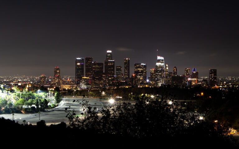 Los Angeles après le coucher du soleil, entre rêve hollywoodien et réalité urbaine.