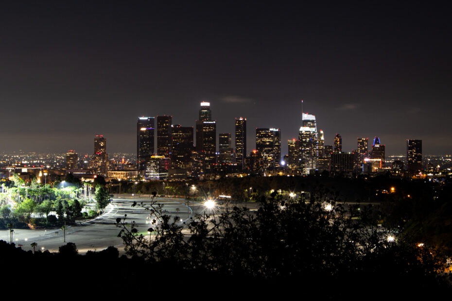 Los Angeles après le coucher du soleil, entre rêve hollywoodien et réalité urbaine.