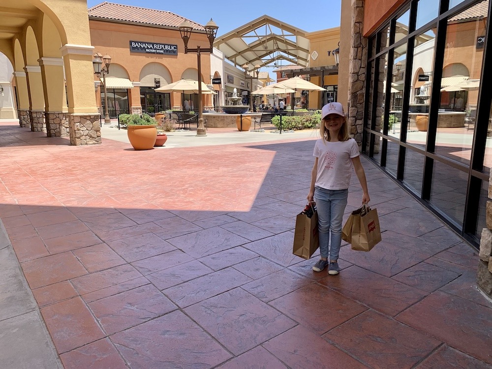 Pause shopping aux Outlets at Tejon, au milieu de nulle part en Californie.