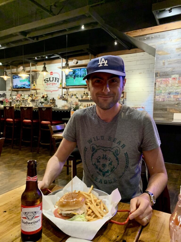 Burgers et corn-dogs au Sur Burger, une adresse incontournable de Monterey.