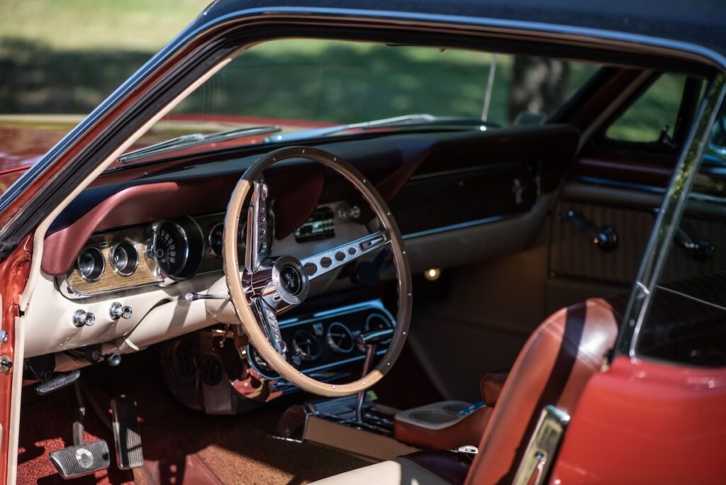 Le volant qu’arborait la Mustang à son arrivée en France a été changé par Pierre pour un nouveau volant, plus confortable et plus harmonieux.