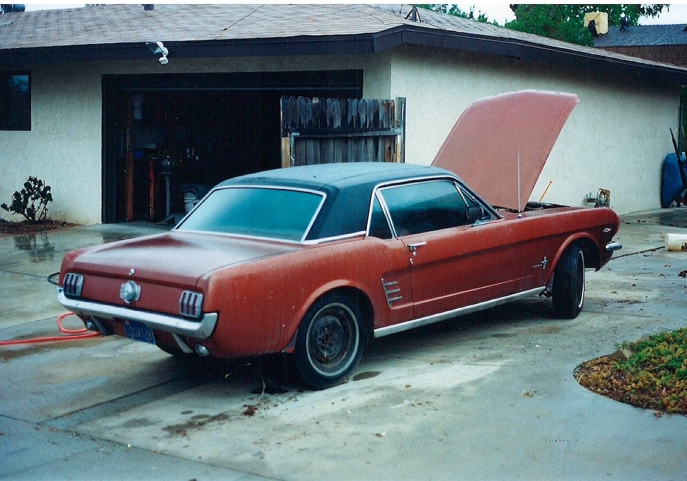 Si la carrosserie de la Mustang ne paraissait pas avoir besoin d’une lourde restauration, le ponçage qui a suivi cette photo a montré qu’elle avait besoin de quelques travaux.