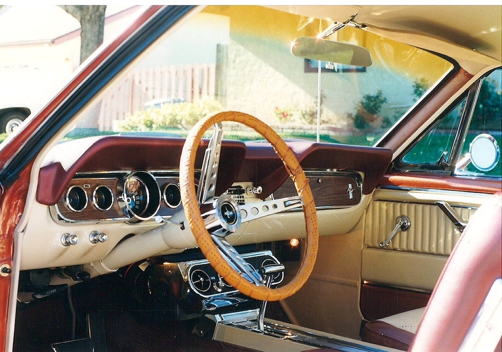 Le volant équipant la voiture lorsque Pierre l’a acheté avait été installé à l’époque de sa première restauration, en 2000.