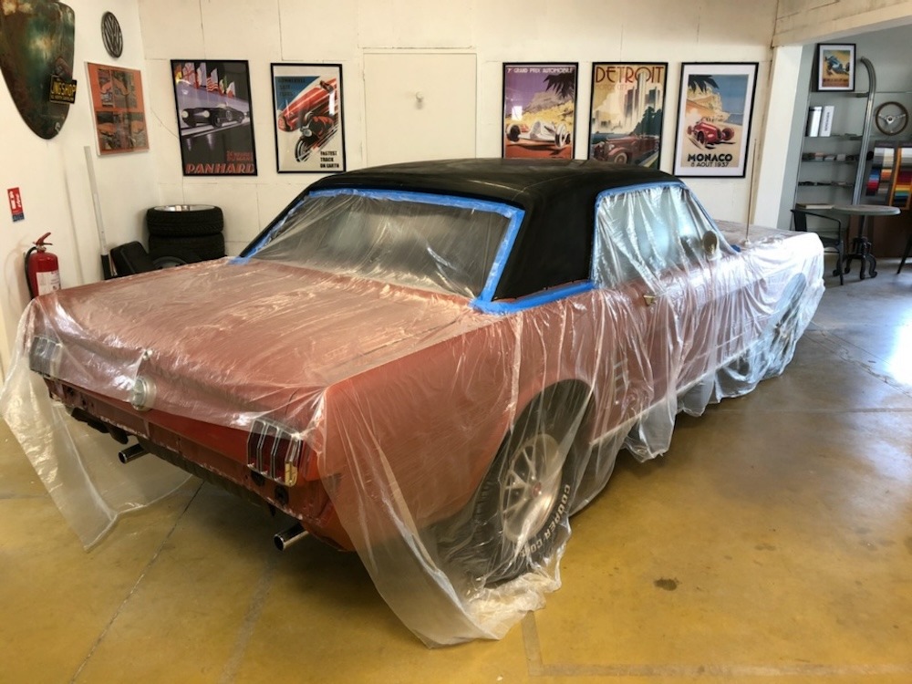 Le toit vinyle de la Mustang est rénové une nouvelle fois et se révèle être un véritable défi pour Pierre.