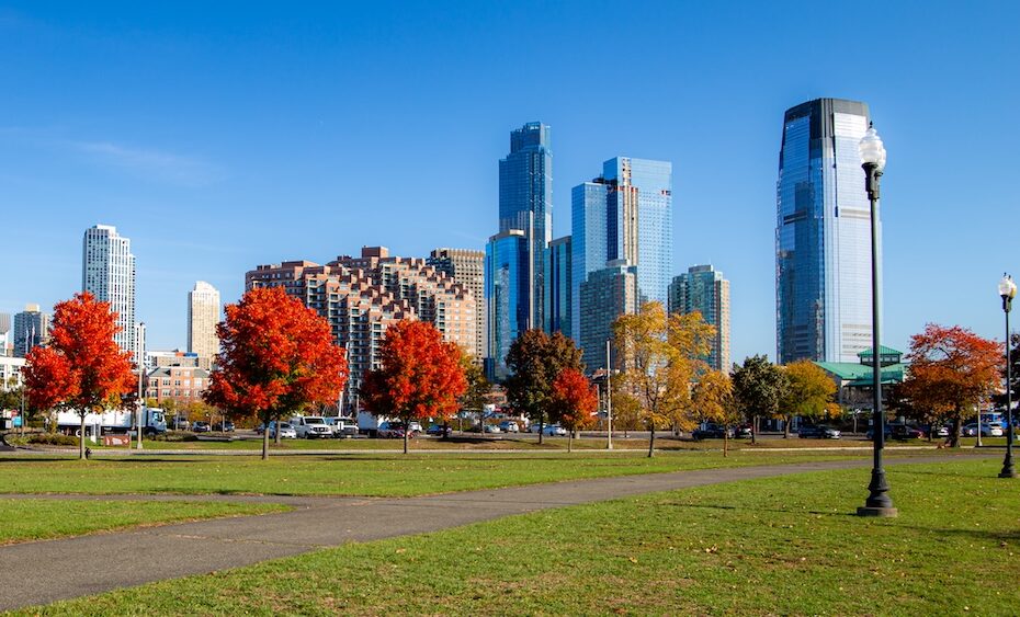 Manhattan depuis Liberty Park, avec les couleurs d’automne en premier plan : la promesse d’un voyage que j’attends depuis des années.