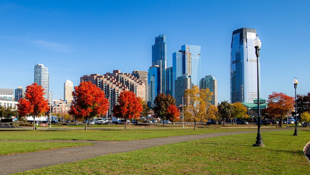 Manhattan depuis Liberty Park, avec les couleurs d’automne en premier plan : la promesse d’un voyage que j’attends depuis des années.