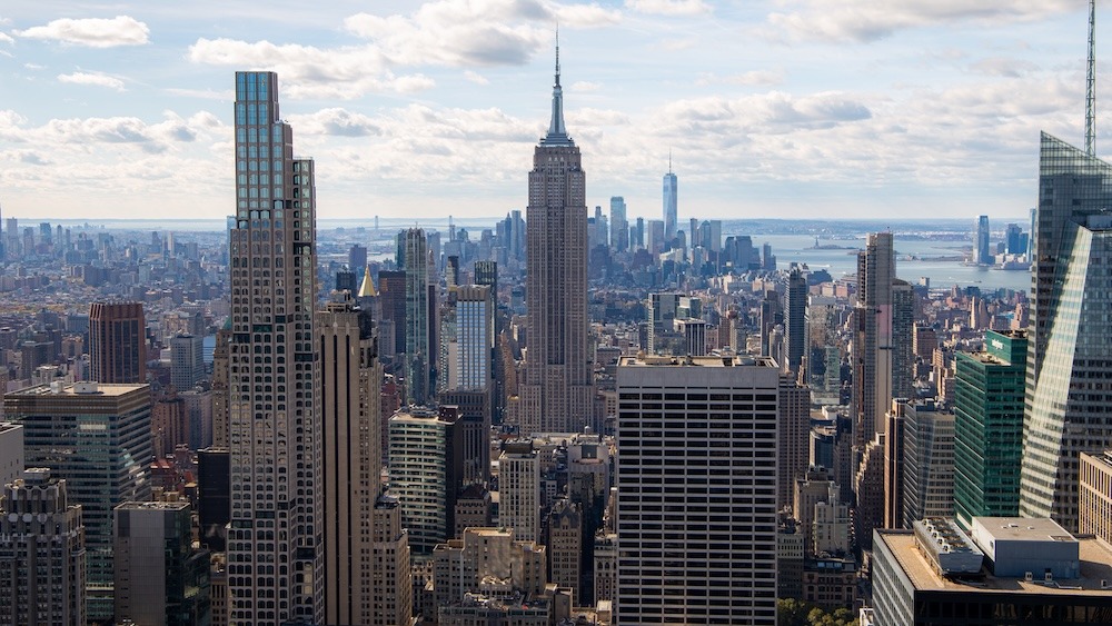 Vue sur l’Empire State Building depuis la terrasse du Top of the Rock, au cœur de cette verticalité qui fait l’ADN de New York.
