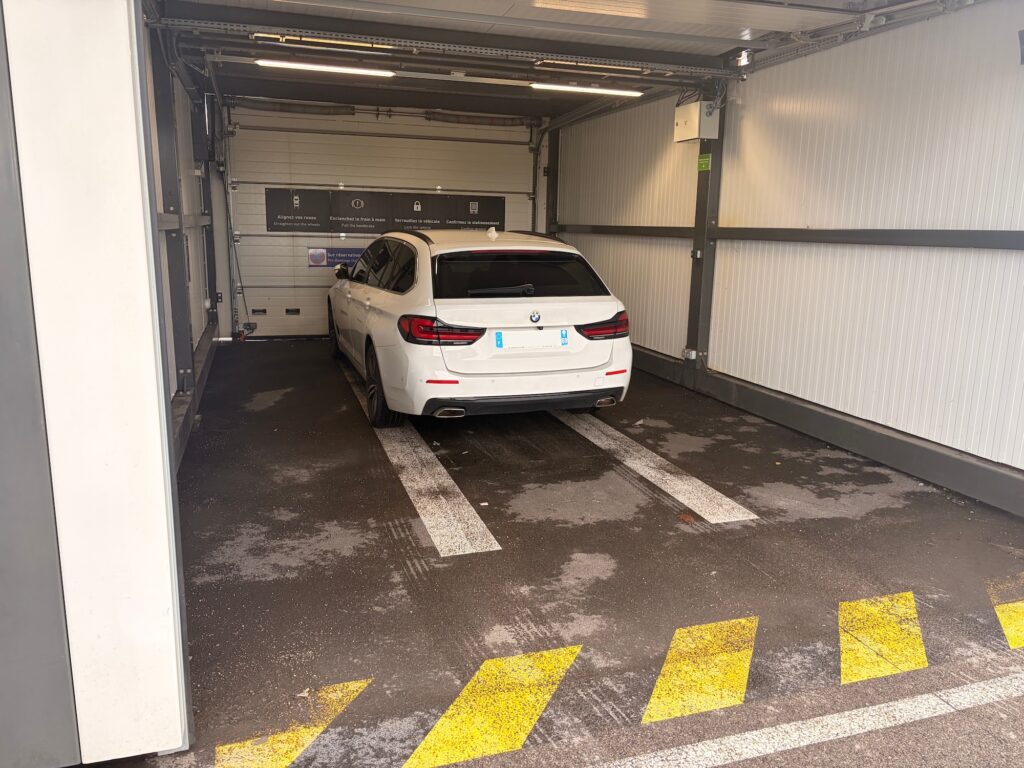 À l'aéroport Lyon St Exupéry, je laisse ma voiture qui sera récupérée par un robot avant d'être garée pour la semaine. Je ne suis pas en confiance...