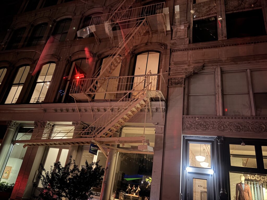 Notez le fantôme qui se balade sur ces escaliers typiques des bâtiments new yorkais ! La photo a été prise depuis notre taxi, la qualité n'est pas exceptionnel, on se rattrapera dans les prochains articles ;).