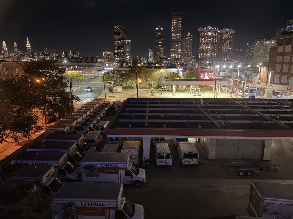 La vue sur les gratte-ciel depuis notre chambre d'hôtel. Mais nous sommes épuisés, nous en profiterons demain !