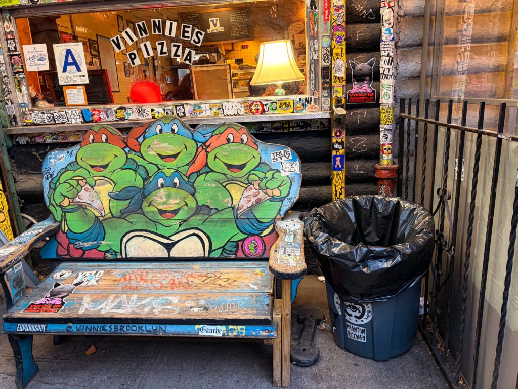 Les tortues ninja (qui nous rappelle des souvenirs d'enfance) sont devant une pizzeria, quoi de plus normal ?