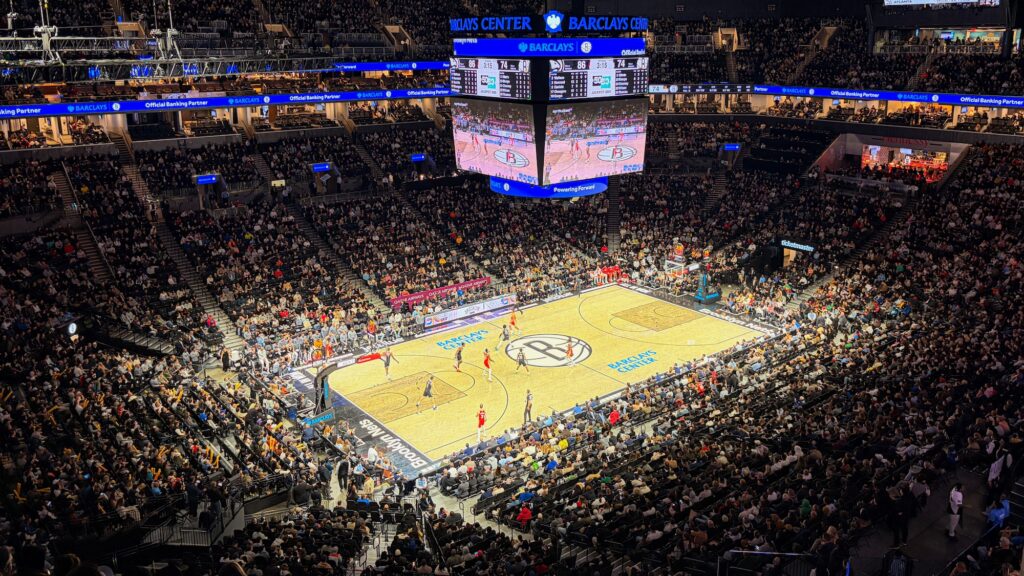 Le match de basket (Hawks vs Nets) s'avère bien plus dynamique qu'un match de baseball !