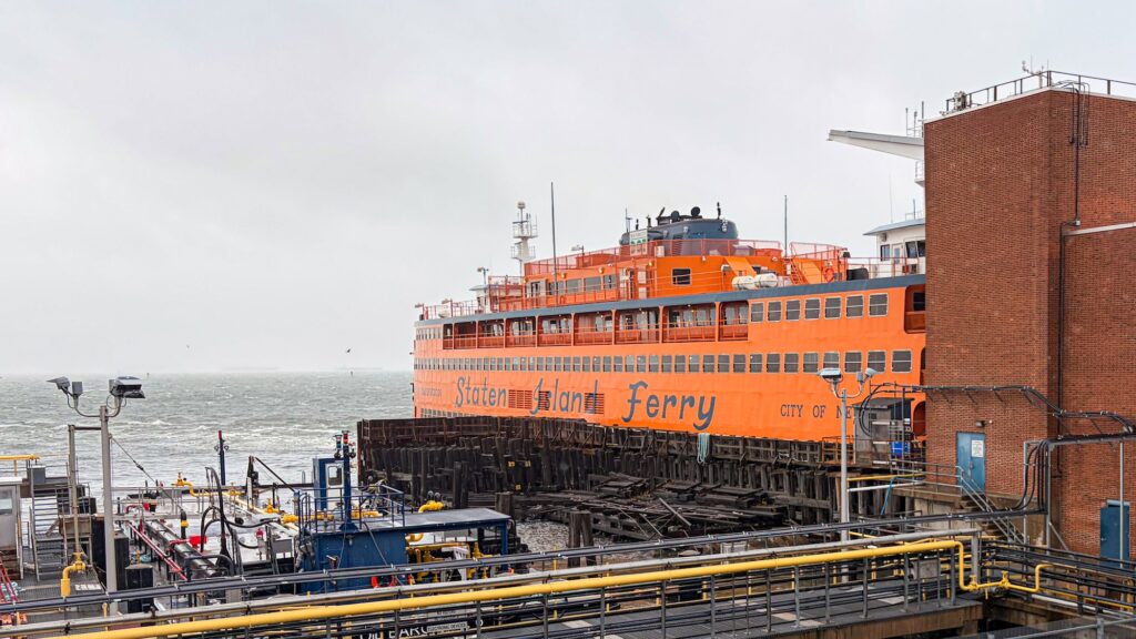 Notre ferry nous a amené à bon port, mais sous la pluie.