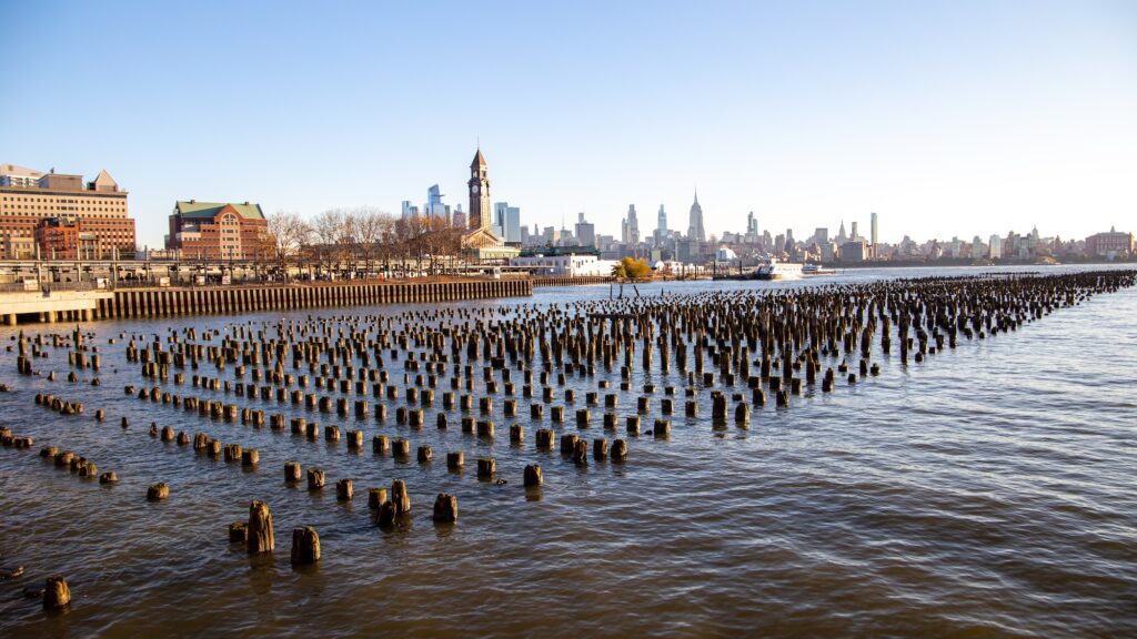 Quelques prises de vue avant d'entrer dans le PATH qui nous permettra de rejoindre Manhattan et ses bâtiments que nous voyons au loin...