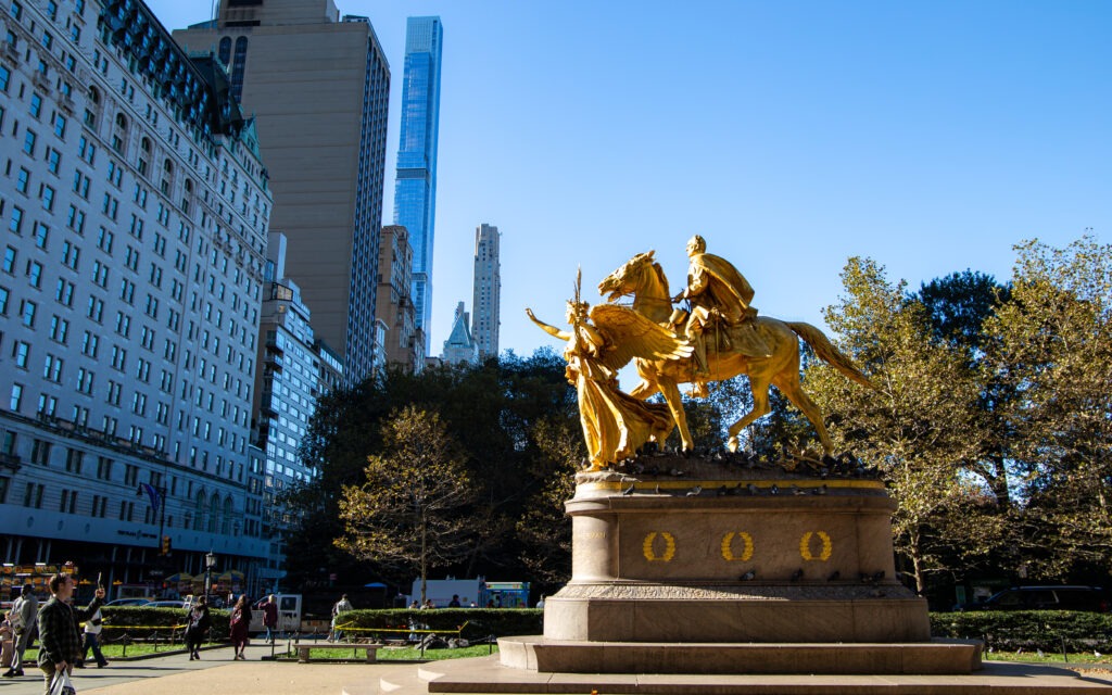 Statut du général William T. Sherman à l'entrée de Central Park, au croisement entre la 5e et la 59e avenue.