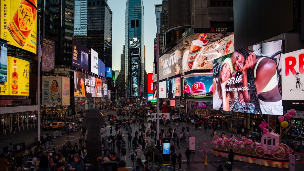 Fin d’après-midi à Times Square : notre premier face-à-face avec l’énergie lumineuse de Manhattan.
