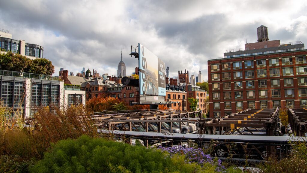 La High Line de New York est un parc linéaire suspendu construit sur une ancienne voie ferrée du début du XXᵉ siècle.