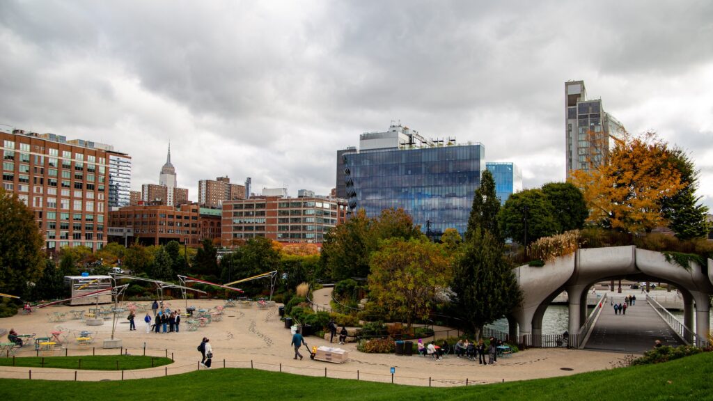 Little Island est un petit parc construit sur une île artificielle en forme de pétales.