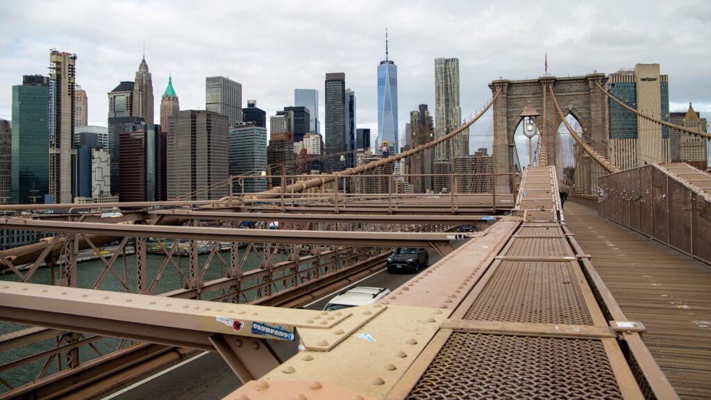 Vue sur Manhattan depuis le Brooklyn Bridge.