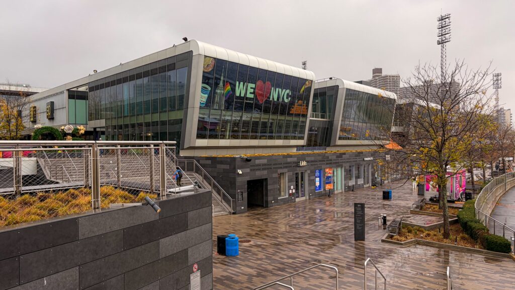 Se promener dans un centre commercial à ciel ouvert sous la pluie n'était pas la meilleure idée de la journée.