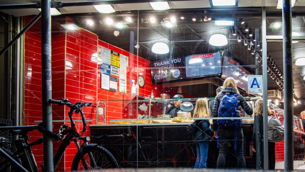 Sarah et les filles commandent quelques parts de pizza.