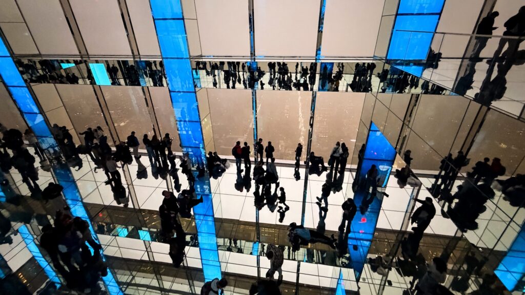 Les jeux de reflets et de miroirs sont impressionnants dans la tour du Summit One Vanderbilt !