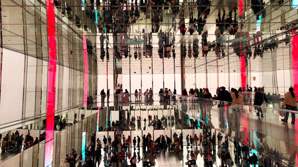 Il y a du monde, et beaucoup de reflets !