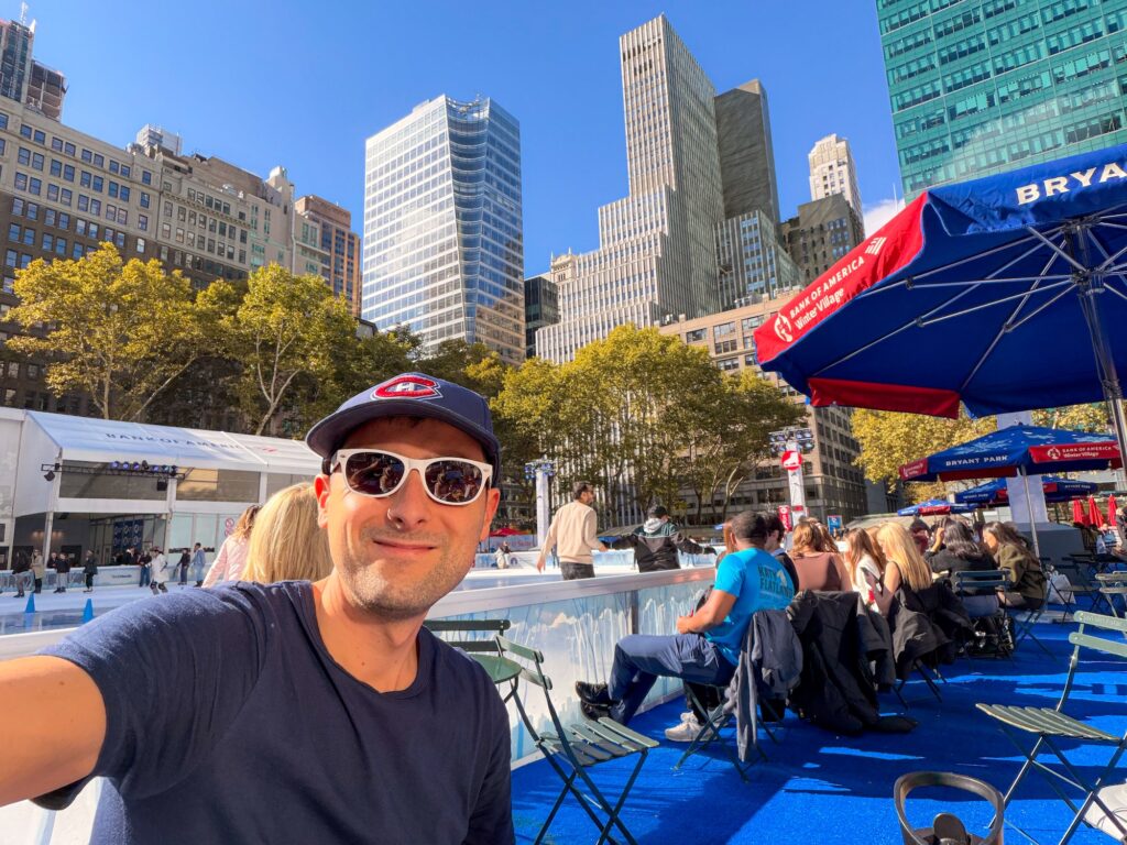 Salutations depuis la patinoire installée à Bryant Park. Il fait beau :).