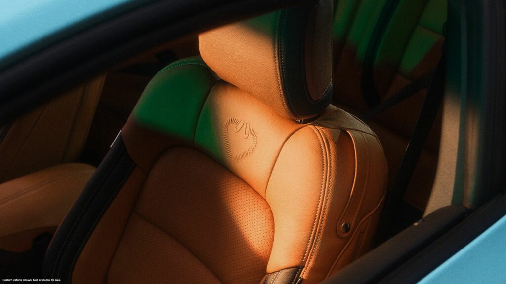 Les sièges en cuir ont été spécialement conçus pour cette voiture.