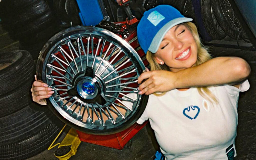 Dans une vidéo, elle nous explique que les enjoliveurs sont ceux d'origine.