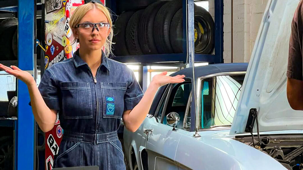 Sydney Sweeney dans une vidéo au sujet de son projet Mustang.