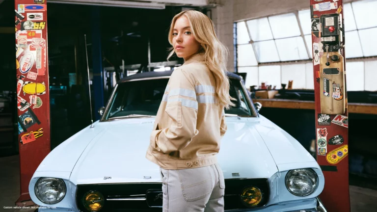 Sydney Sweeney devant Britney, sa Mustang 1965