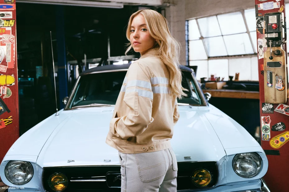 Sydney Sweeney devant Britney, sa Mustang 1965