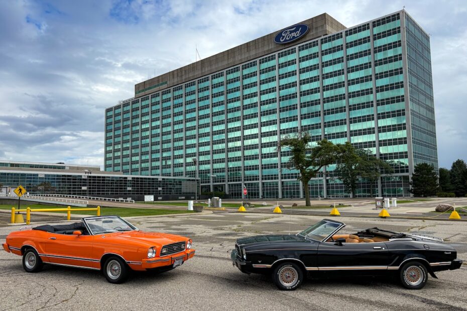Deux Mustang II Classic II convertibles Emess, celle de Robert et celle de Mark, photographiées côte à côte.
