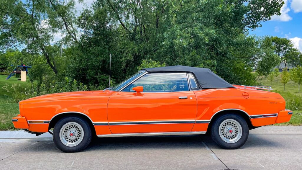 Mustang II Classic II capotée montrant les petites vitres arrière intégrées du toit Emess.