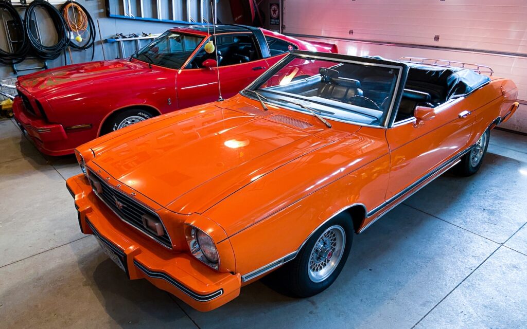 Mustang II Classic II de Robert garée dans son garage à côté d’une Mustang King Cobra.