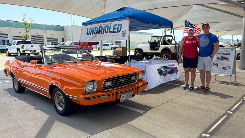 Robert Kennedy et sa compagne avec leur Mustang II Classic II convertible lors de la promotion de son premier livre.