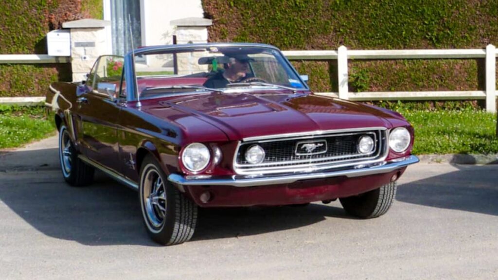 Jacques au volant de sa Mustang cabriolet 1968