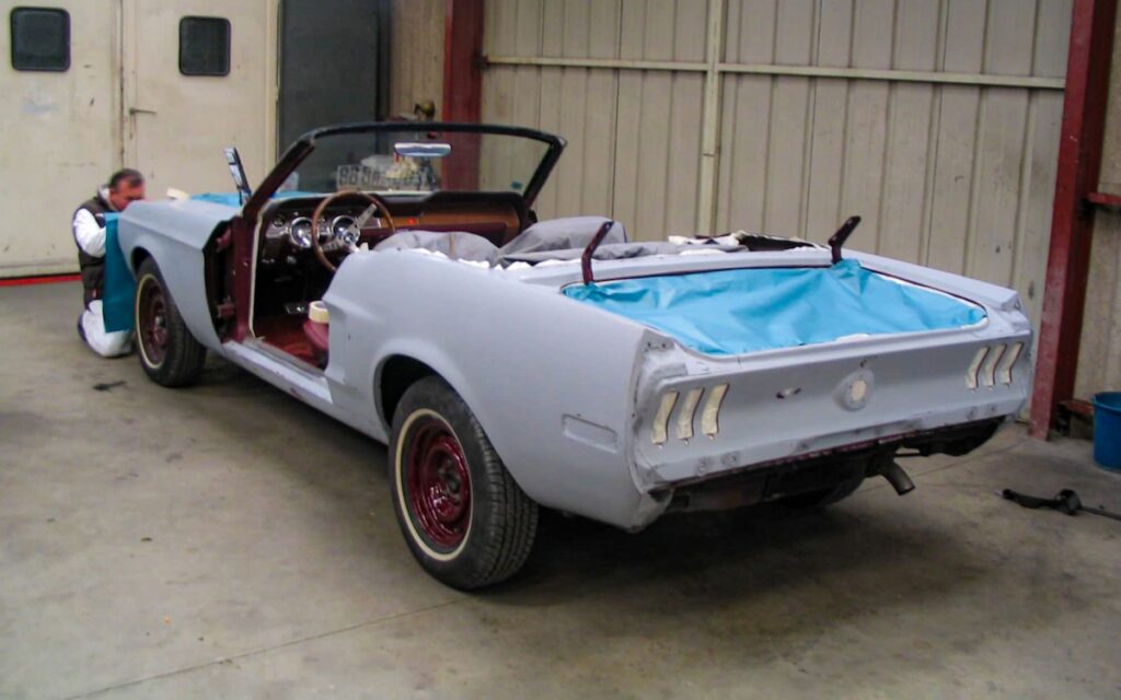 Mustang cabriolet 1968 en cours de restauration carrosserie.