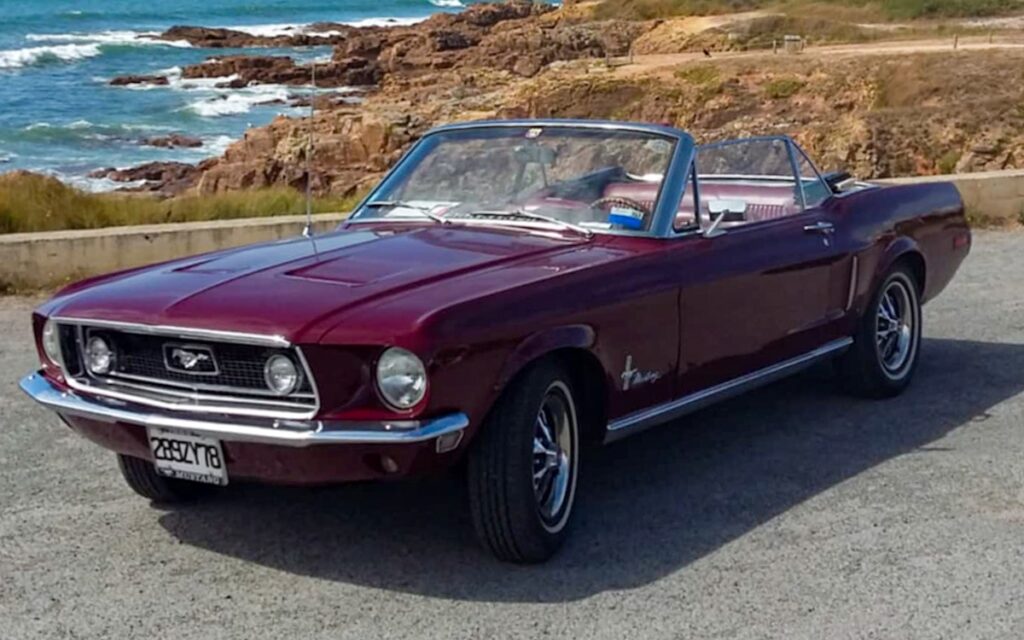 Mustang cabriolet 1968 devant la mer en France