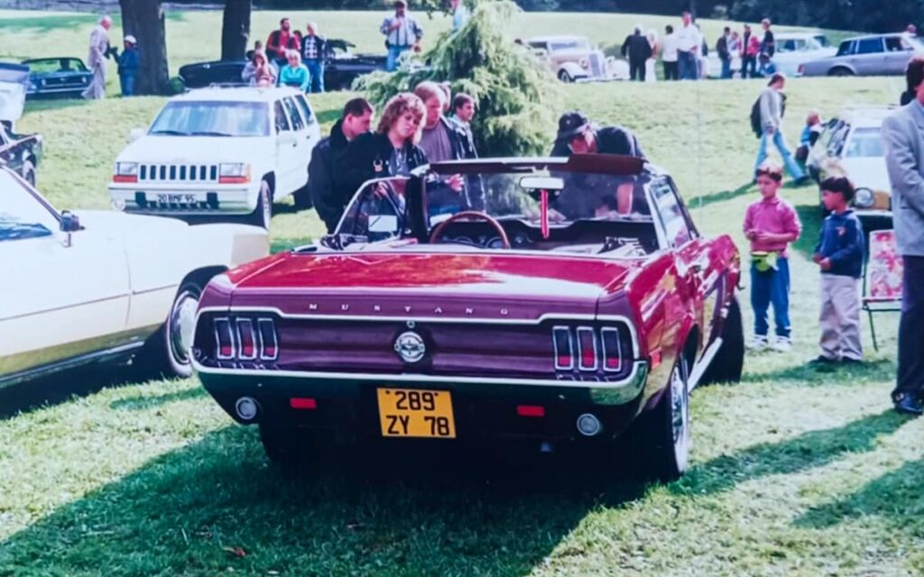 Mustang cabriolet 1968 dans un rassemblement de voitures anciennes