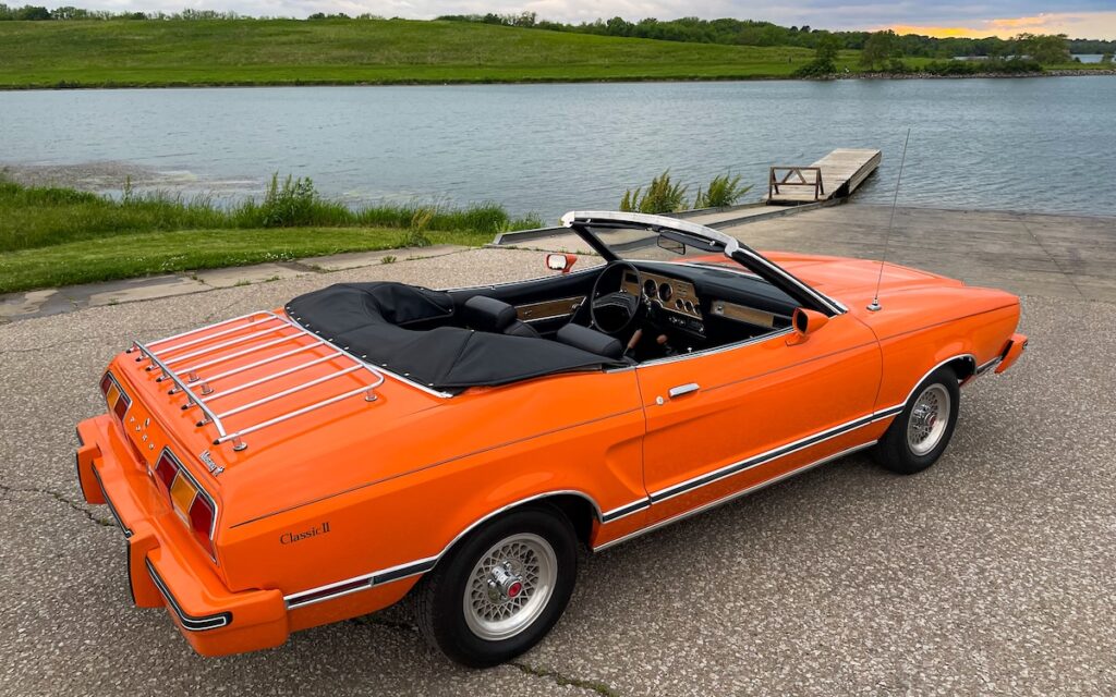 Mustang II Classic II de Robert photographiée au bord d’un lac, capote ouverte.