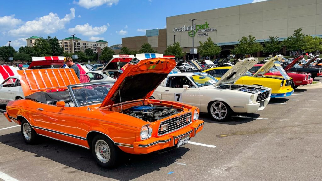 Mustang II Classic II de Robert capot ouvert lors de la Mustang II Reunion IX à Dearborn, entourée d’autres Mustang II.