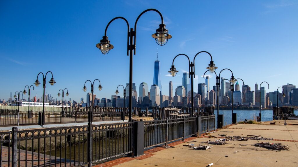 Beau panorama sur la ville avant d'entrer dans le ferry.