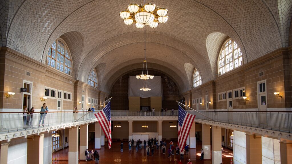 L'intérieur du bâtiment où les immigrants arrivaient à l'époque.