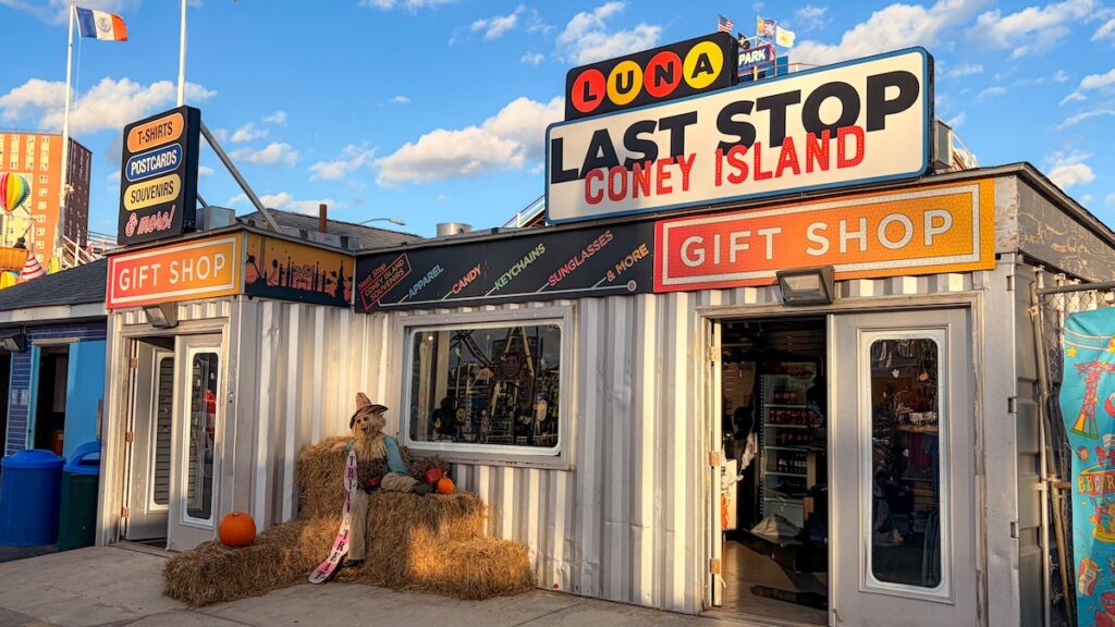 C'est désert à Coney Island lorsque nous arrivons...