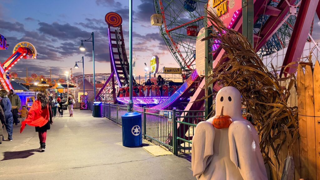 Dans la soirée, Halloween s'installe dans le parc de Coney Island.