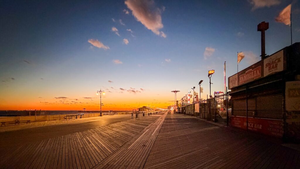 Le couché de soleil sur a plage derrière le parc est somptueux.