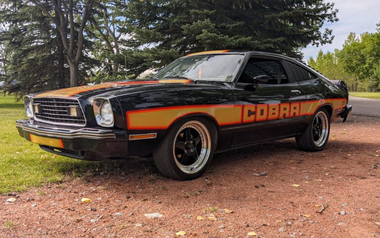 Vue de trois quarts avant de la Mustang II Cobra II de Braxton avec décorations d’origine